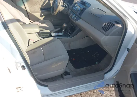 2005 Toyota Camry Le z USA, uszkodzony, nr VIN 4T1BE32K65U425597